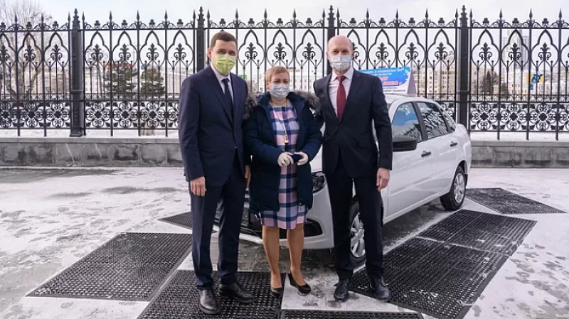 Лучшей свердловской доярке подарили автомобиль