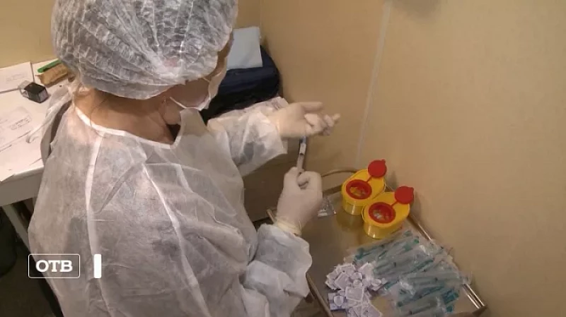 Уральцев призвали делать обе прививки от COVID-19 в одном месте