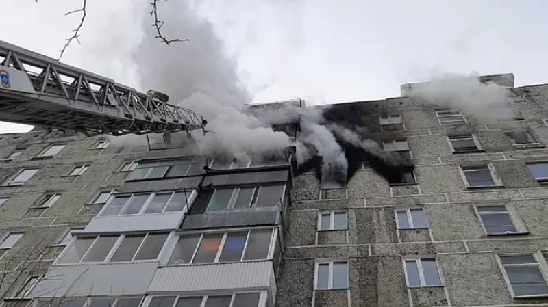 Из горящей квартиры в Берёзовском спасли жильца с помощью автолестницы