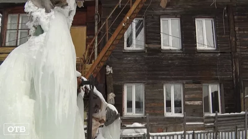 Жильцы столетнего дома в Кушве остались без воды