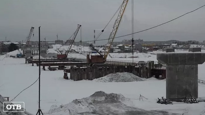 В Нижнем Тагиле начали монтировать пролёт через городской пруд