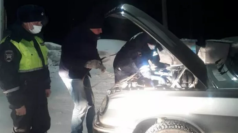 В Ивделе полицейские помогли починить автомобиль на трассе