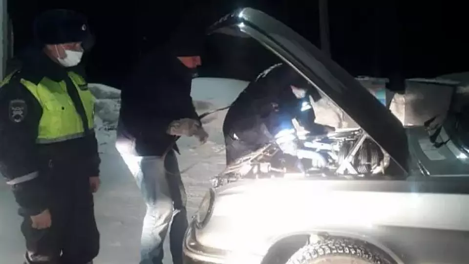 В Ивделе полицейские помогли починить автомобиль на трассе