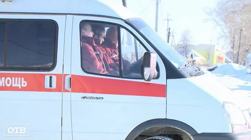 Бригада скорой помощи в Реже спасла семью из пожара