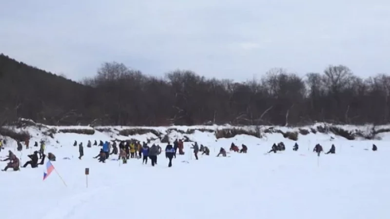 150 рыболовов одновременно вышли на лёд реки Уфы