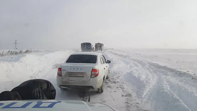 ГИБДД помогла водителям выбраться с заснеженной трассы под Режом