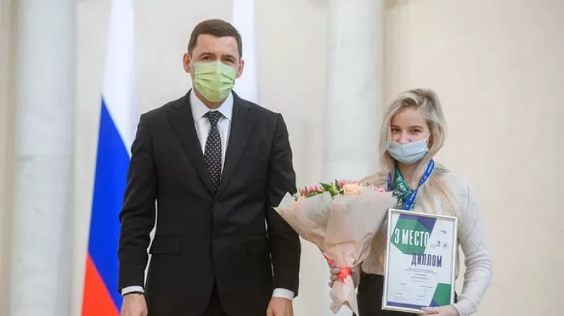 Евгений Куйвашев наградил победителей VIII чемпионата «Молодые профессионалы»