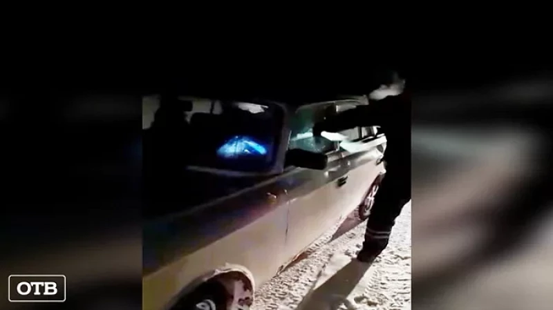 В Камышлове пьяный водитель заперся в машине от полиции