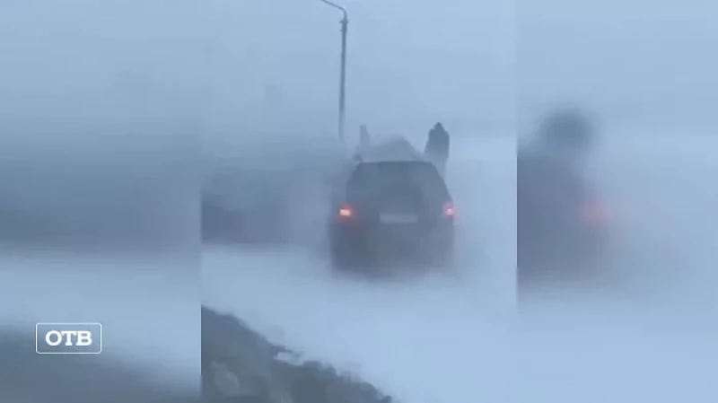 Из-за метели туристы застряли на уральских трассах