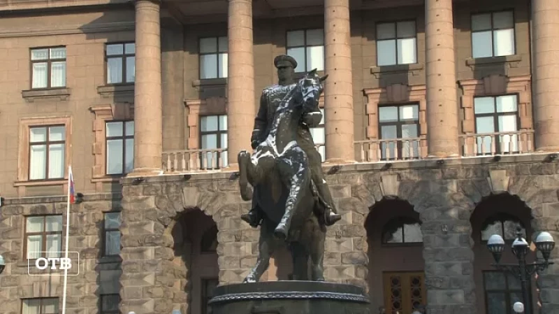 Уральцы перед 23 Февраля почтили память маршала Жукова