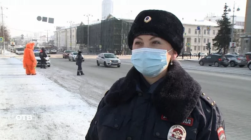 Женский патруль поздравил екатеринбуржцев с 23 Февраля