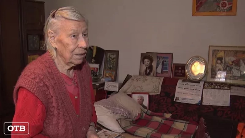 Депутаты молодёжного парламента поздравили ветерана Аиду Намятову