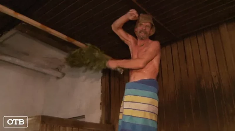 Жители Богдановича принимают участие в ремонте общественной бани