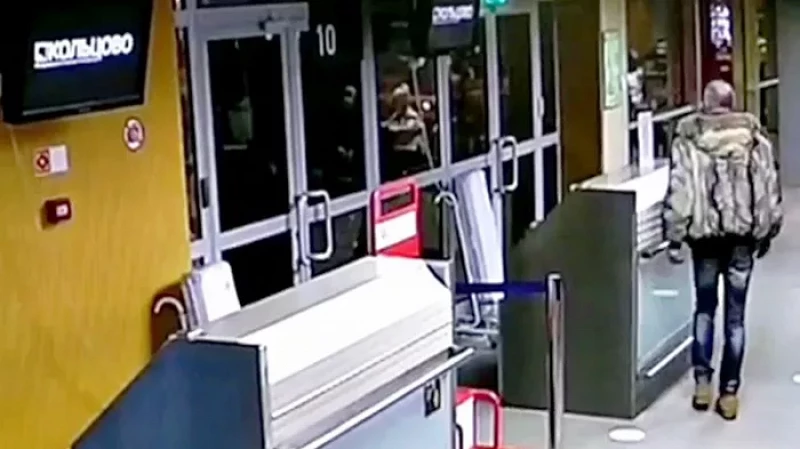 Пьяный тагильчанин разбил дверь в аэропорту Кольцово