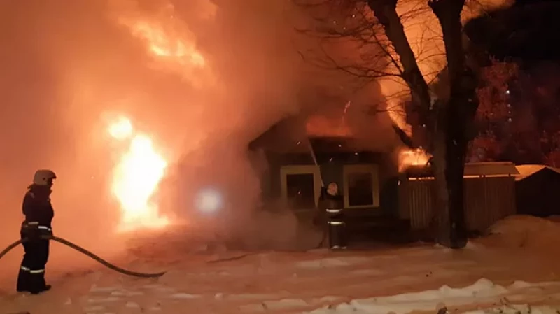 На ВИЗе ночью сгорел жилой дом, погибли люди