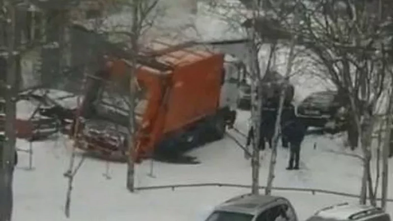 В Краснотурьинске мусоровоз проломил асфальт