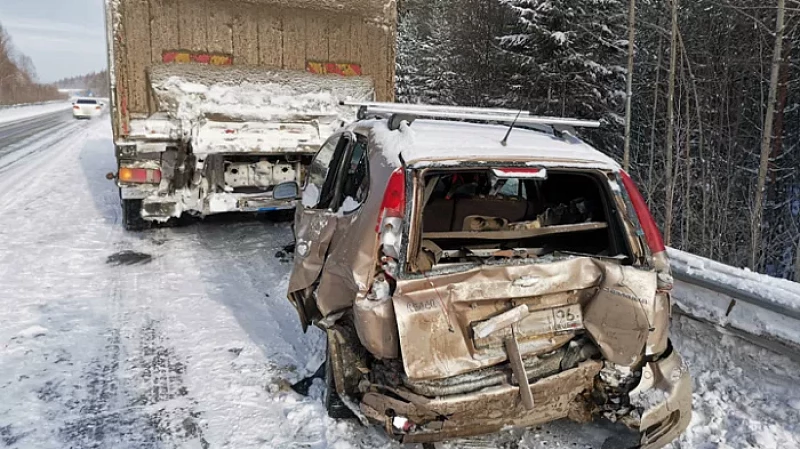 На Серовском тракте столкнулись микроавтобус, грузовик и легковушка