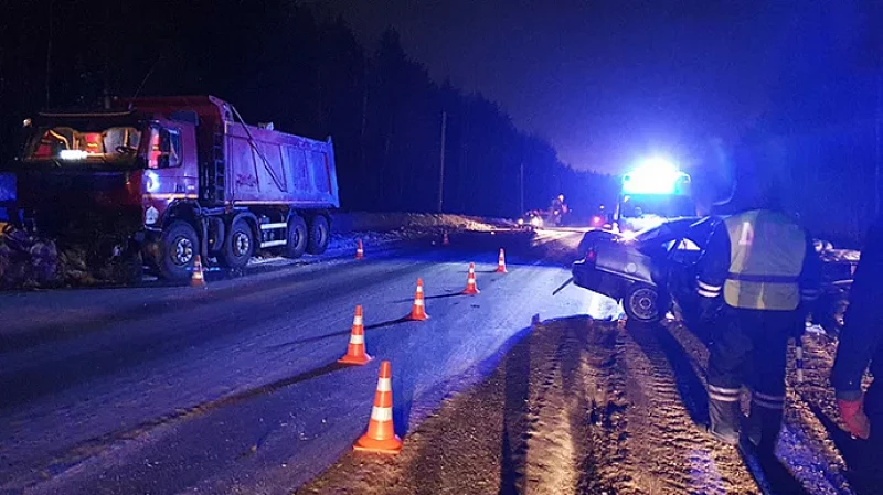 Под Екатеринбургом «Нексия» врезалась в самосвал, два человека погибли