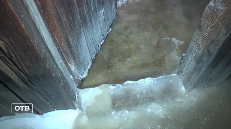 Частный сектор на Уктусе затопило горячей водой