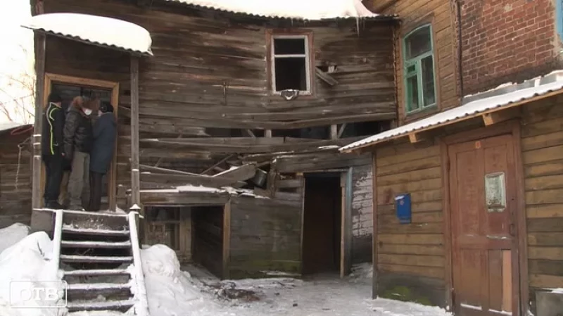 Жители Камышлова пожаловались на проблемы с аварийным домом