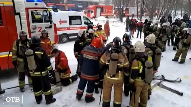 В Екатеринбурге три часа тушили пожар в офиснике на Белинского