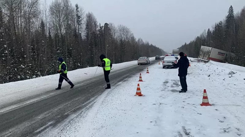 На трассе под Серовом супруги погибли в ДТП с грузовиком