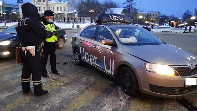 В Екатеринбурге 17-летняя девушка пострадала в ДТП с такси