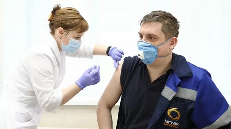 Работников УГМК начали массово вакцинировать от COVID-19