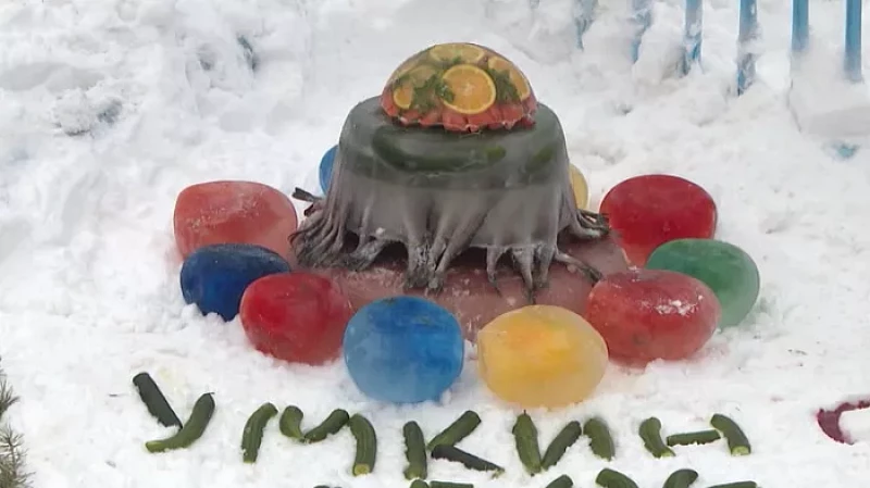 Белый медведь Умка получил трёхъярусный торт на день рождения