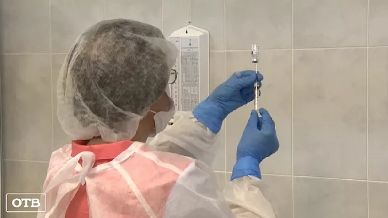 Уральцев с хроническими заболеваниями начали прививать от коронавируса