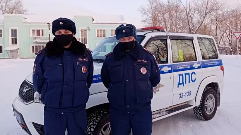 Уральские полицейские спасли автомобиль из снежного плена