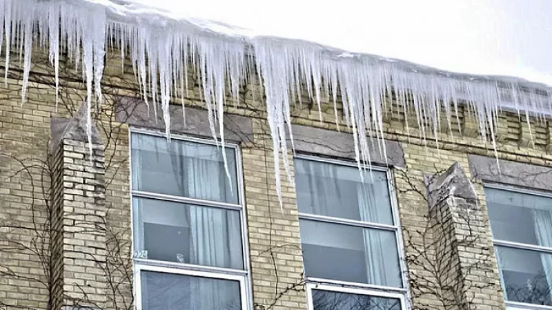 От свердловских УК и ТСЖ потребовали очистить крыши от снега и сосулек