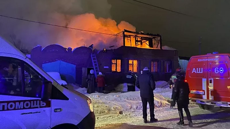 В Арамиле сгорел жилой дом с тремя автомобилями