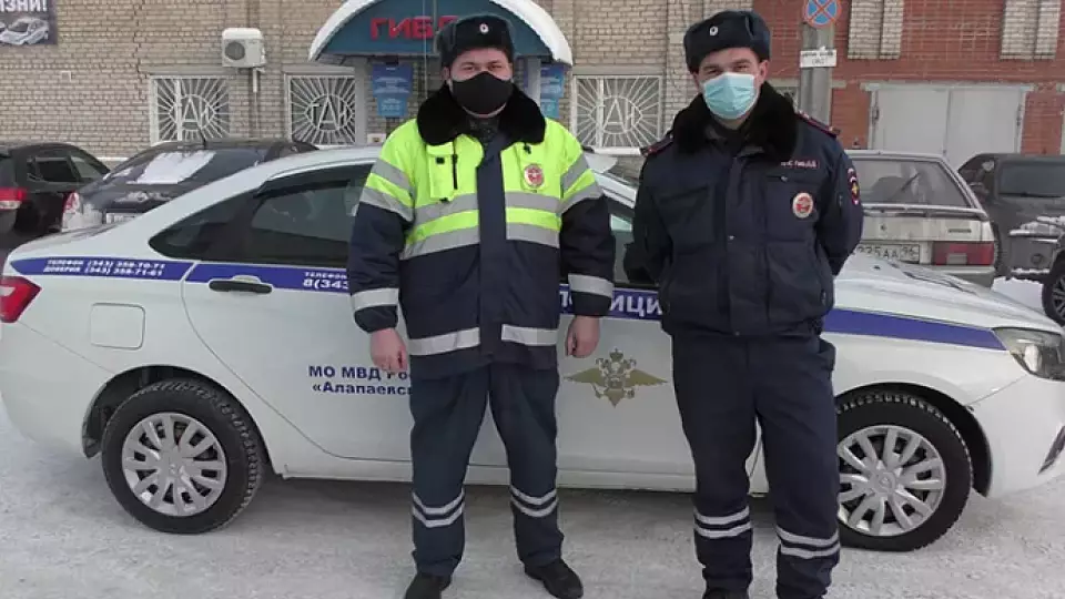 Полицейские Алапаевска помогли водителю застрявшего грузовика