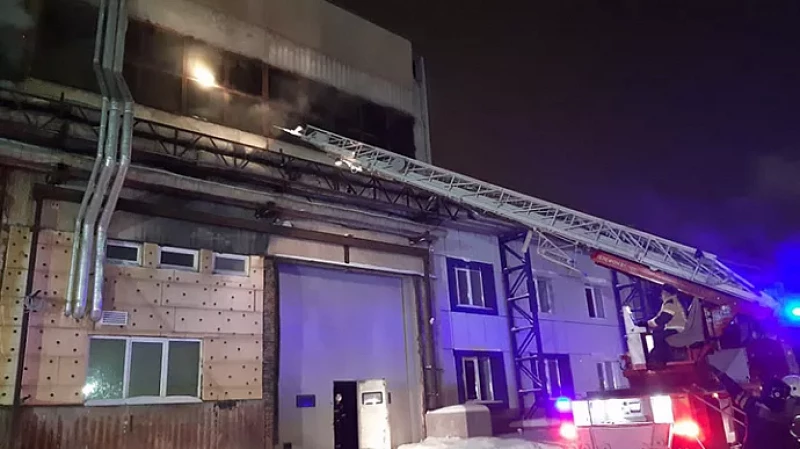 В Екатеринбурге ликвидировали крупный пожар на проспекте Космонавтов