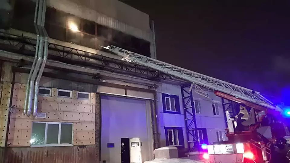 В Екатеринбурге ликвидировали крупный пожар на проспекте Космонавтов