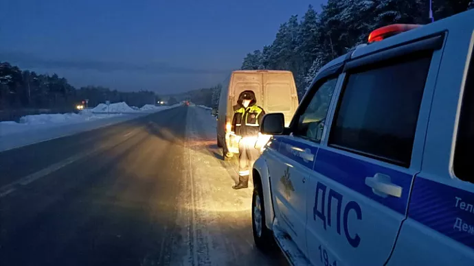 Свердловские полицейские помогли завести автобус, застрявший на трассе