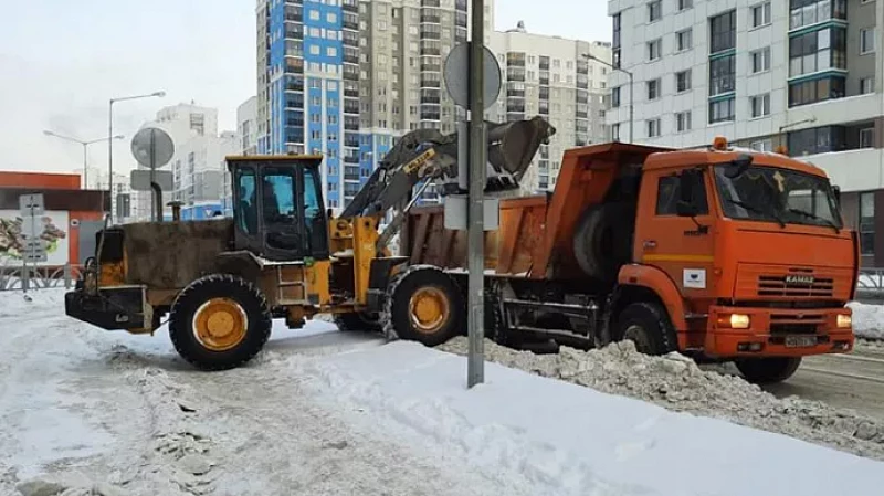 Уборка продолжается: из Екатеринбурга за сутки вывезли 13 тысяч тонн снега