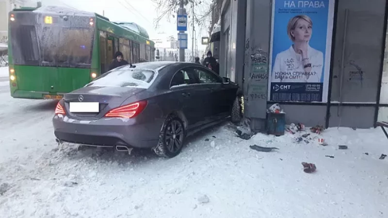 В Екатеринбурге «Мерседес» въехал в остановку, есть пострадавшая
