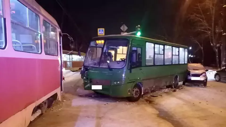В Екатеринбурге столкнулись трамвай, автобус и легковушка