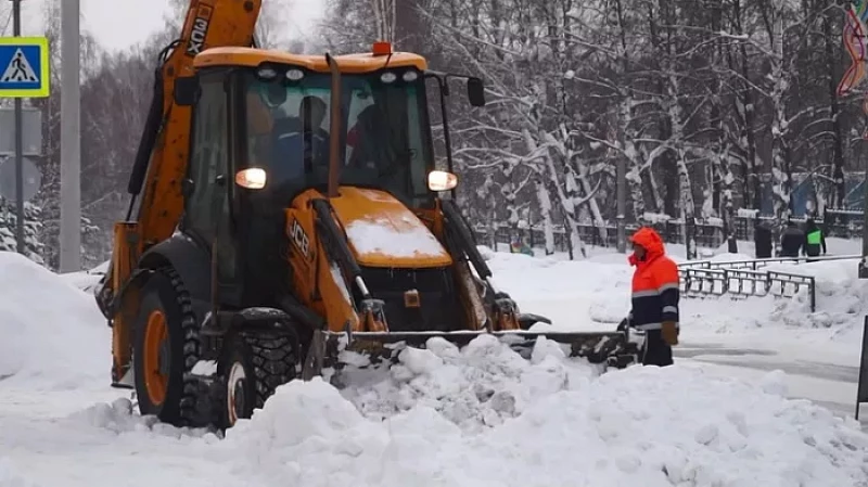 Свердловские дороги чистят от снега в круглосуточном режиме