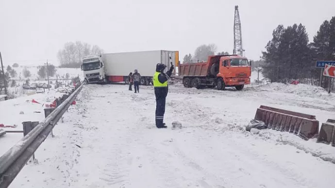 Фура создала многокилометровую пробку на Тюменском тракте