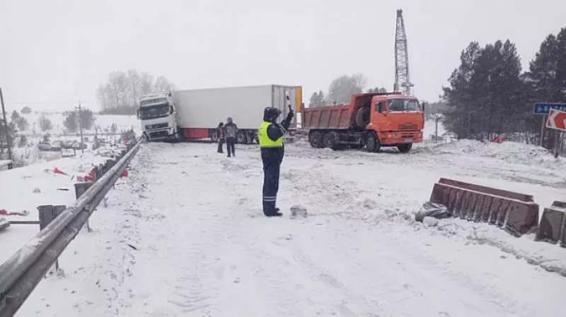 Фура создала многокилометровую пробку на Тюменском тракте
