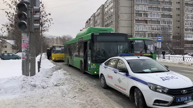 Четыре человека пострадали в ДТП с двумя автобусами в Екатеринбурге