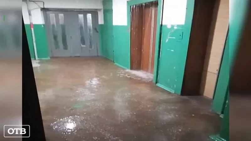 В Екатеринбурге за неделю затопило две многоэтажки