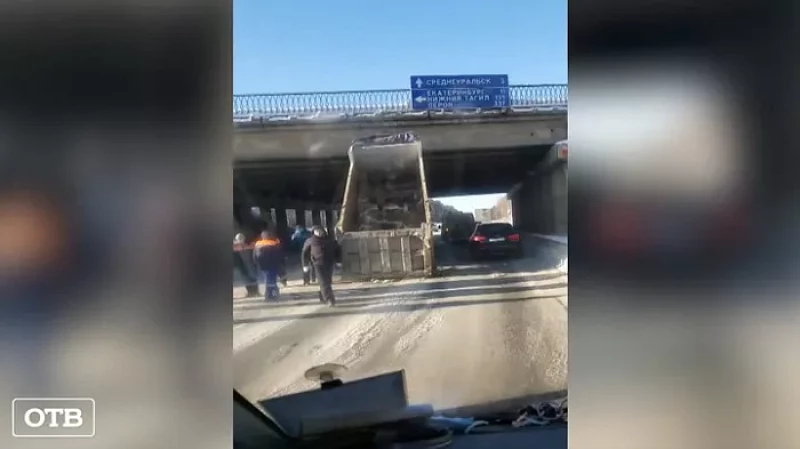 Самосвал с поднятым кузовом врезался в мост на Серовском тракте