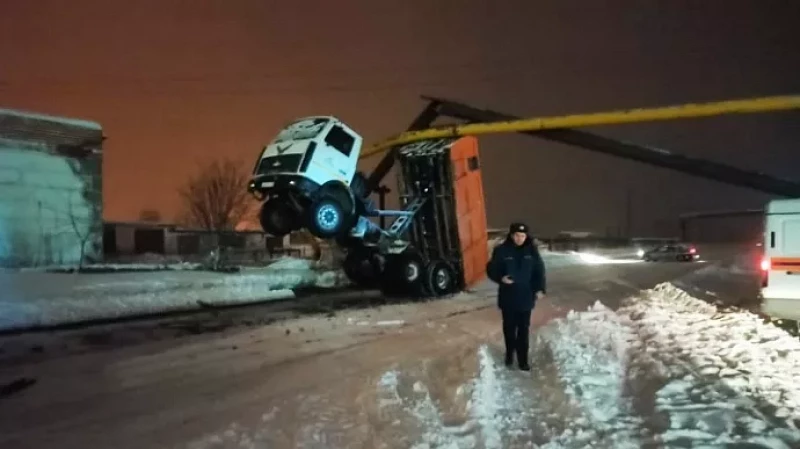 140 домов в зоне аварии: в Североуральске грузовик снёс трубу