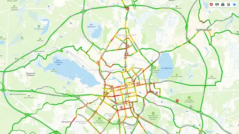 Екатеринбург встал в пробки в первый рабочий день 2021 года