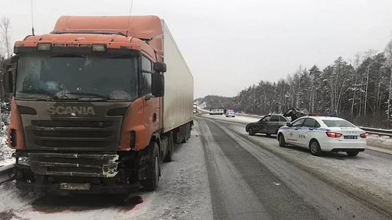 В тройном ДТП на ЕКАД пострадали два человека