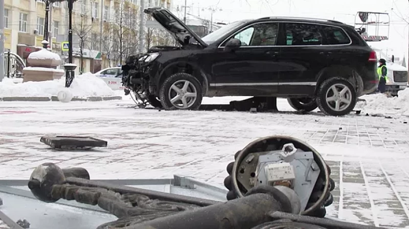 В центре Екатеринбурга неуправляемый «Туарег» врезался в светофор